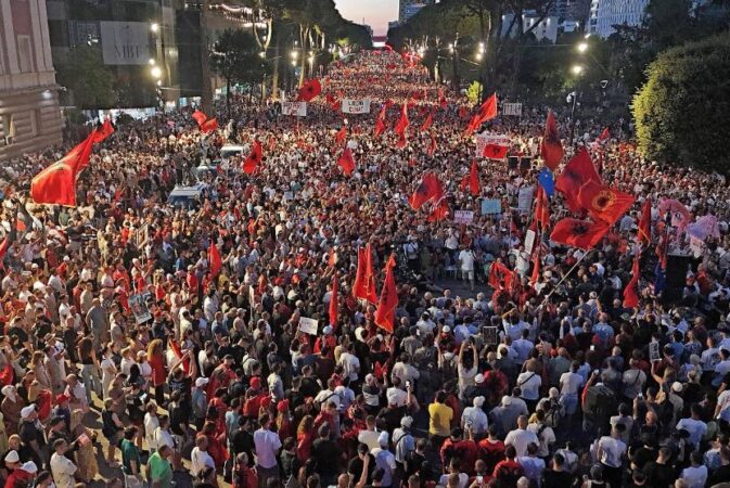 “Rama jepe dorëheqjen”! 57 ditë revoltë popullore antiqeveritare, protestuesit mblidhen në sheshin “Skënderbej”