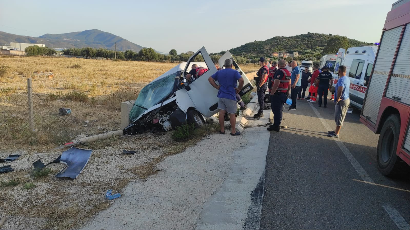 Bilanc tragjik! Aksident në aksin Vlorë-Llogara, 1 i vdekur, 4 të plagosur. Pamjet të frikshme, ja si ka përfunduar furgoni