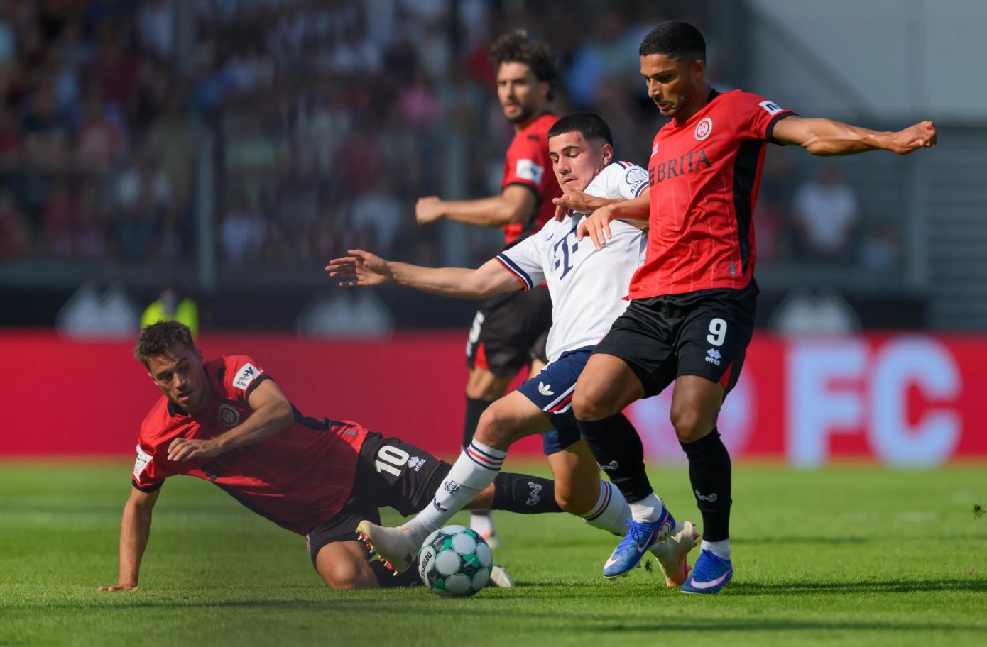Bayern e nis me humbje, kampionët befasohen në miqësore nga skuadra e kategorisë së 3-të