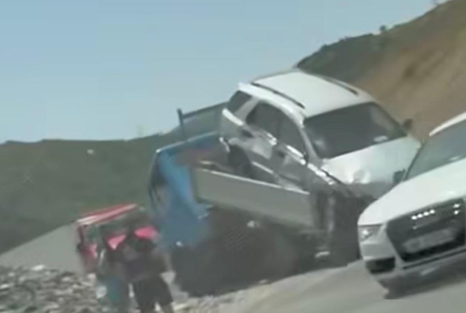 Karrotreci me një automjet të ngarkuar përfshihet në aksident në aksin Librazhd–Elbasan, shmanget tragjedia