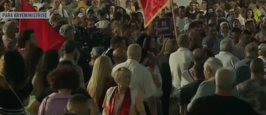 “Arrestoni Ramën, arrestoni Belindën”, qytetarët rrisin tonet, oshëtin sheshi para Kryeministrisë (VIDEO)