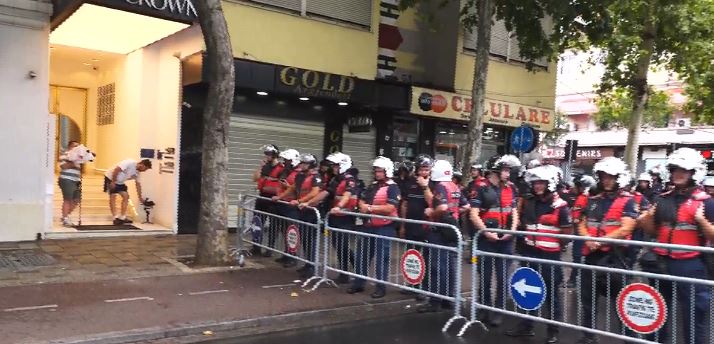 “Shqiponjat” në vijën e parë! Autobotë me ujë, barriera metalike dhe gardh policor, çfarë po ndodh para Kuvendit të Shqipërisë