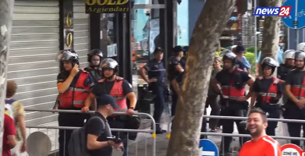 Seancë dhe protestë/ “Blindohet” Kuvendi, bllokohet rruga edhe për qytetarët para Parlamentit