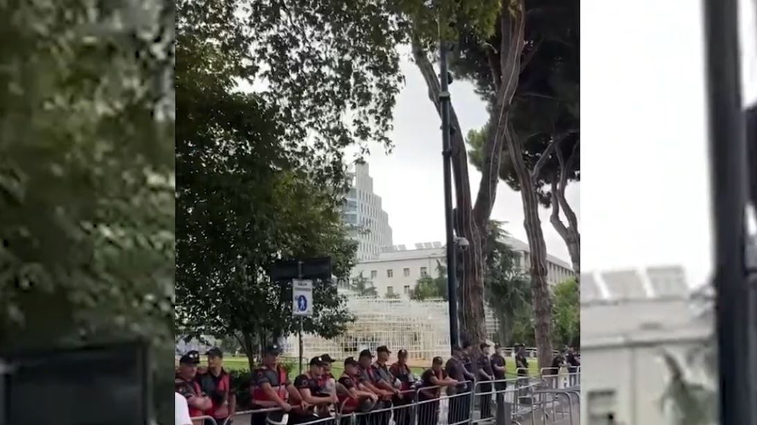 Qytetarët kërkojnë largimin e Ramës. Protesta para Kuvendit, policia rrethon zonë përreth Parlamentit