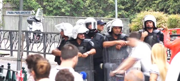 Ministra e deputetë frikë nga vezët, skenari për të shmangur protestuesit. Do të kalojnë nga…