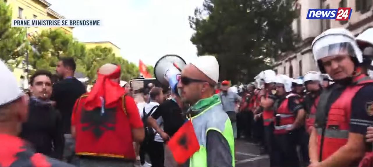 Protestuesit ndryshojnë ‘skenarin’, zhvendosen para Pedonales, bllokojnë rrugën. Policia gardh