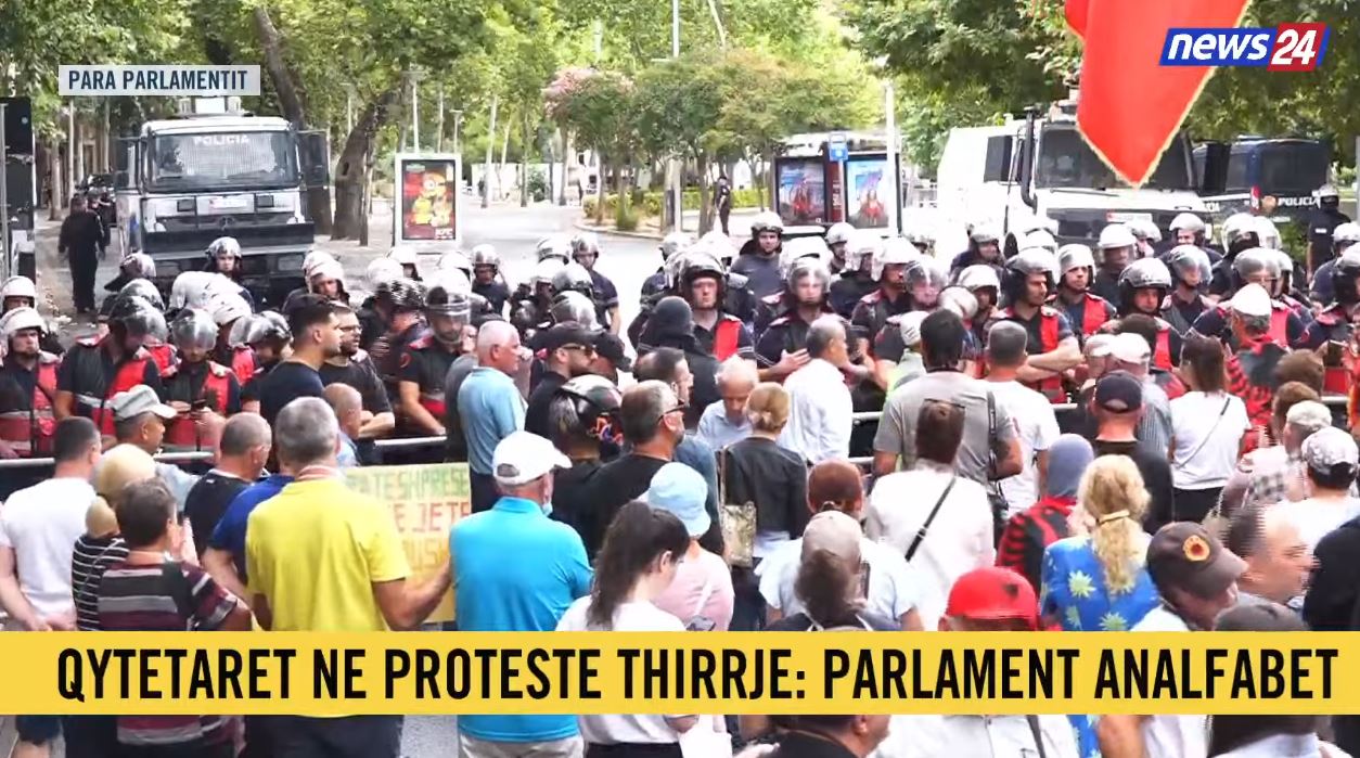 “Edi Rama i pabesë, ju me gaz ne me vezë”/ Protesta para Kuvendit, qytetarët thirrje: Ju erdhi fundi!
