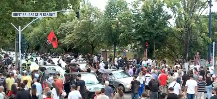 “Arresto Belindën”/ Protestuesit vijojnë marshimin drejt rrugës së Elbasanit, tensione me policinë: Mos ecni krah nesh!