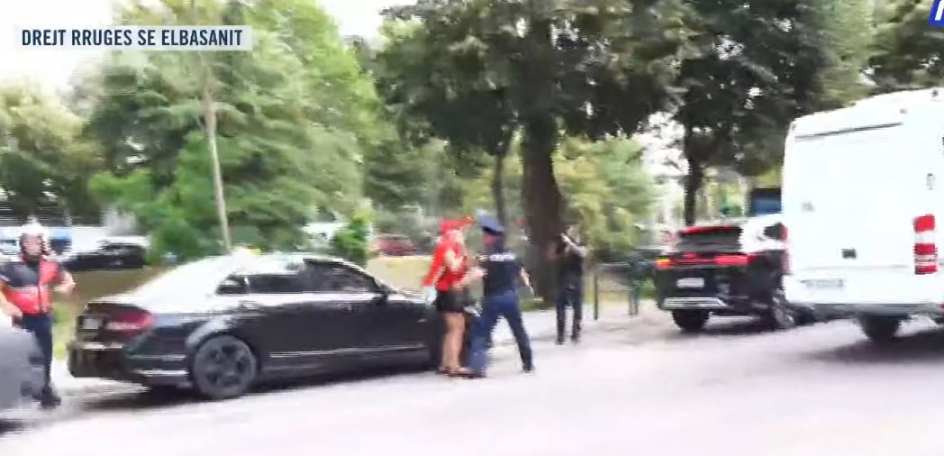 “Mos na provokoni!”/ Tensione në protestë, qytetarët hedhin vezë në drejtim të policisë, efektivët përgjigjen me gaz lotsjellës
