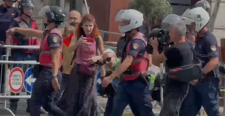 PAMJET – Protestuesit ‘rrethojnë’ nga çdo cep Kuvendin/ Tentojnë të çajnë kordonin e efektivëve, shoqërohet me forcë Arben Kola dhe një tjetër protestues