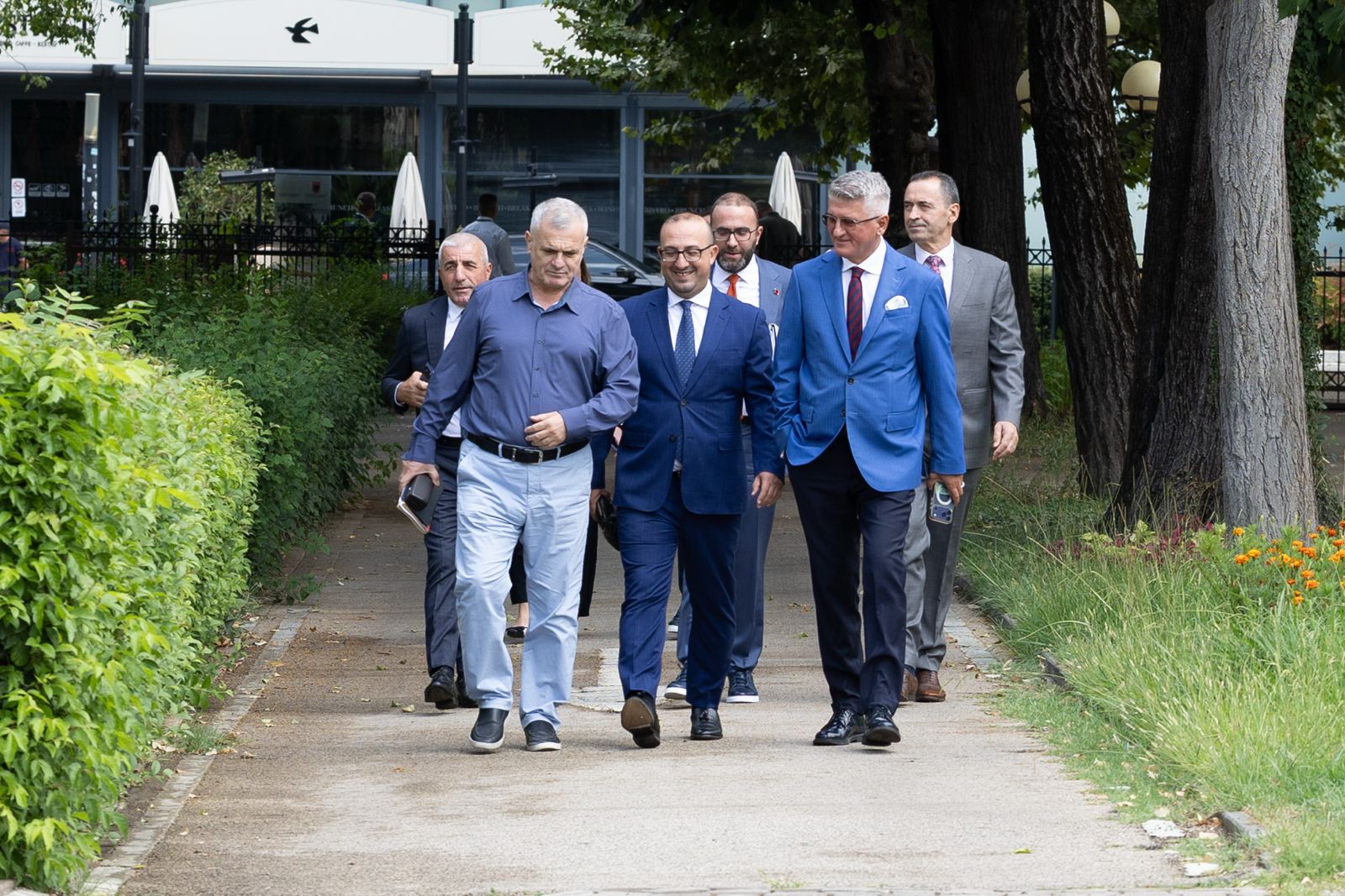 Deputetët e PD mbërrijnë në Kuvend, futen sërish nga hyrja dytësore, mungon Berisha