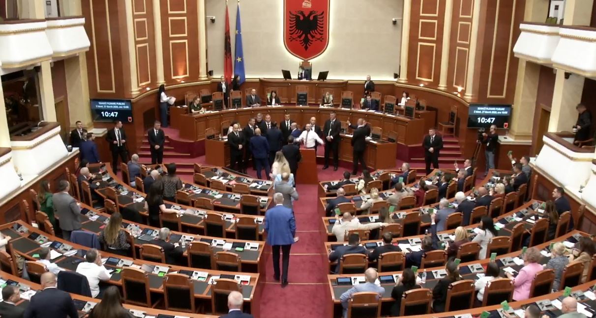 Marrëveshja me SHBA-në kalon me procedurë të përshpejtuar, Kuvendi mblidhet në orën 15:00, PD bllokon foltoren! Mbyllet seanca