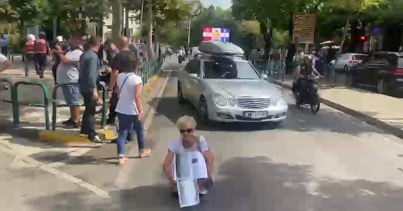 U tërhoq zvarrë nga policia/ E moshuara nuk dorëzohet, sërish në revoltën kundër Ramës, ulet në rrugë dhe proteston (VIDEO)