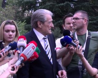 “Po kalojnë marrëveshjen me SHBA jashtë Kushtetutës”/ U paralajmërua se do t’i bashkoheshin protestës, Berisha: Qindra fermerë e zetorë janë bllokuar nga policia!