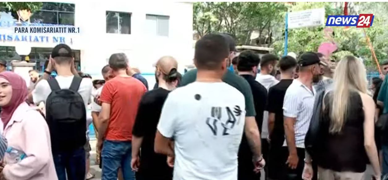 Disa persona u ndaluan nga policia, mes tyre dhe Arben Kola/ Protestuesit thirrje para Komisariatit Nr.1: Lironi shqipet (VIDEO)