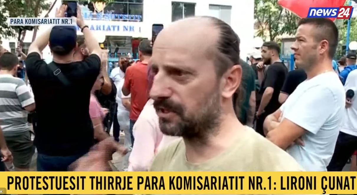 “Nuk jeni vetëm!”/ “Policia doli bllof”, protestuesit zhvendosen para Komisariatit 1, Dritan Goxhaj: Të gjithë ndalimet janë të jashtëligjshme, nuk u ushtrua dhunë ndaj efektivëve