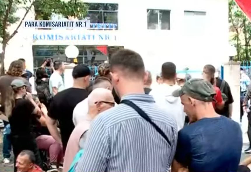 “Nuk na përfaqësoni”, protestuesit të vendosur para komisariatit 1, thirrje për të liruar të shoqëruarit: Nuk jeni vetëm. Arrestoni Ramën