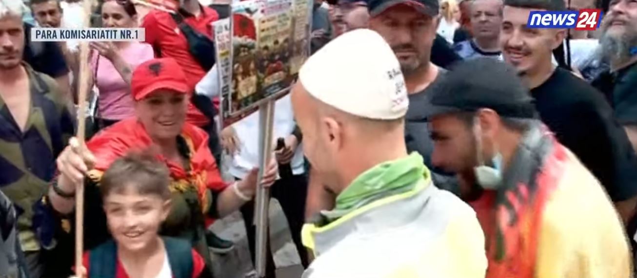 Protestuesit ‘rrethuan’ komisariatin 1, lirohen disa nga të shoqëruarit, mes tyre edhe Arben Kola
