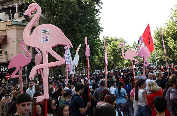“Vala më e madhe e protestave në vend”/ Gazeta spanjolle: Shqiptarët kërkojnë dorëheqjen e Ramës, kryeministri “mbyll veshët” ndaj paralajmërimeve të BE-së