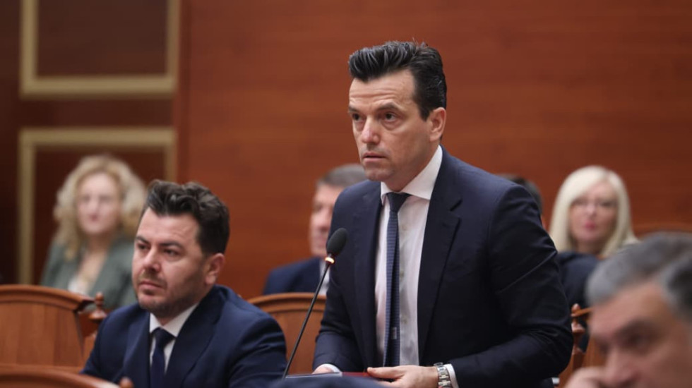 Mazhoranca e akuzoi për vjedhjen e dokumentit të klasifikuar/ Shehaj: Marrëveshjen me SHBA e dorëzova sërish aty ku e mora, dokumenti s’ka dalë nga Kuvendi