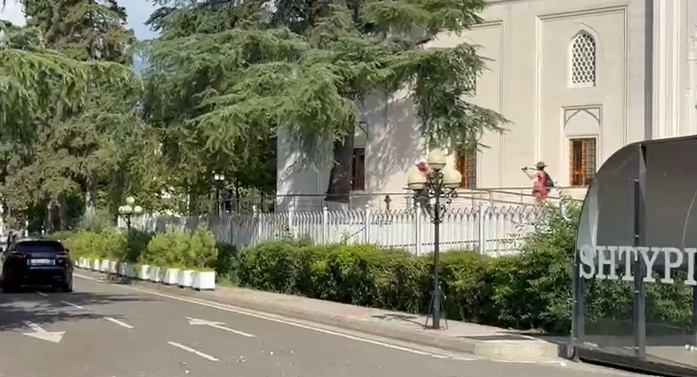 Sapo përfundoi deklaratën për media, protestuesit zënë mat Ballën, e sulmojnë me vezë
