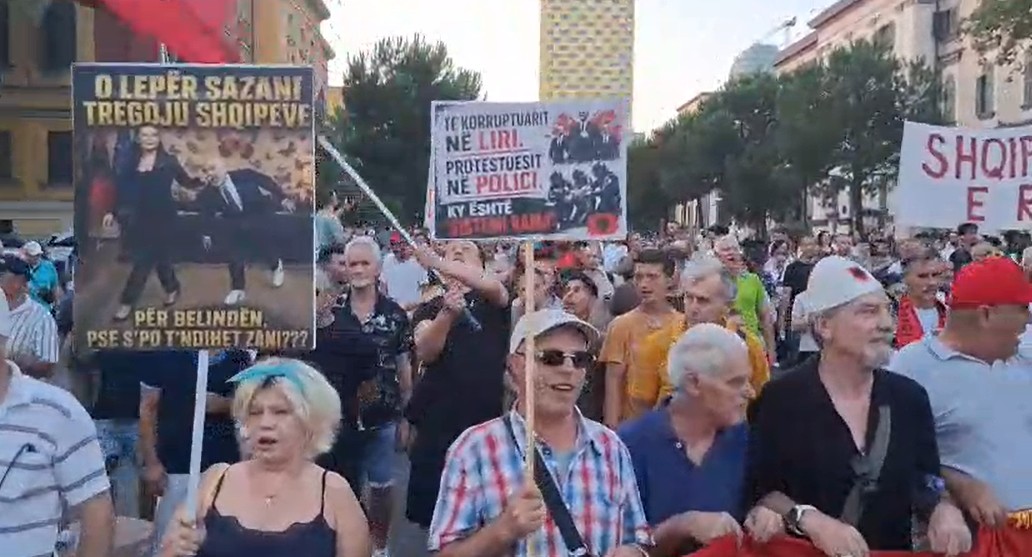 “Rama, jepe dorëheqjen!”/ Sot dita e 58 e revoltës popullore, protestuesit stacionohen para Kryeministrisë: Revolucion!