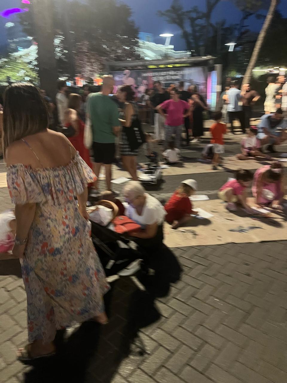 LAJM/ Protestë plot ngjyra! Edhe në ditën e 58 të revoltës, fëmijët vizatojnë dhe ngjyrosin në “këndin” e dedikuar