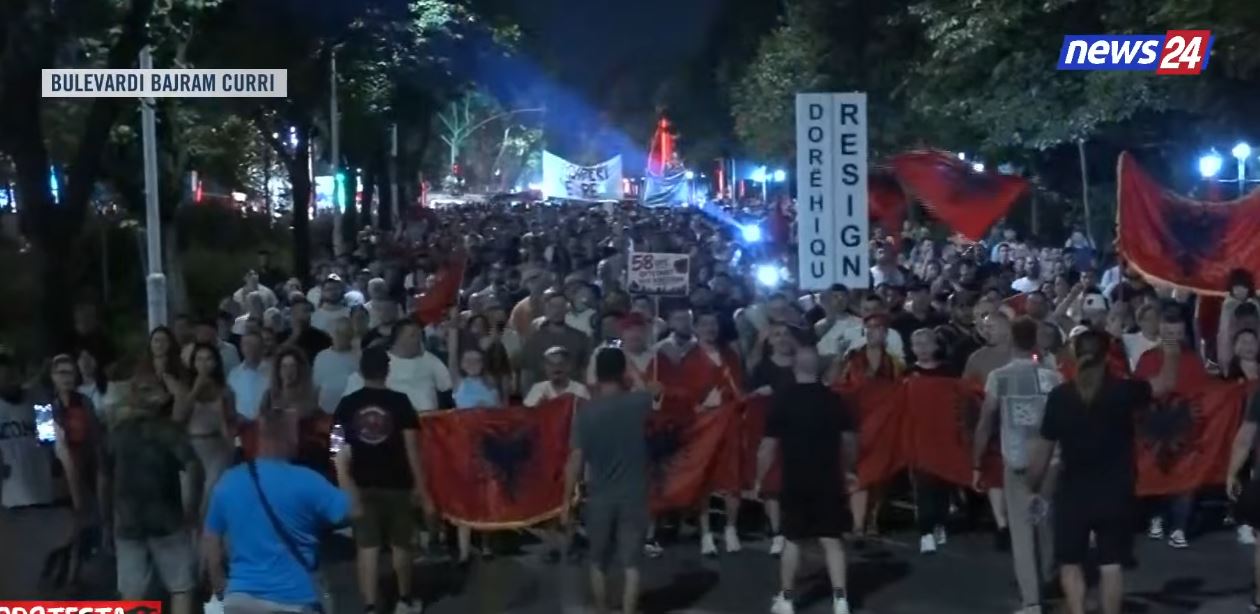 58 ditë qëndresë kundër Edi Ramës- Aktivistët transmetojnë në shesh dokumentarin për Teatrin/ Lumi i qytetarëve nis marshimin në rrugët e Tiranës