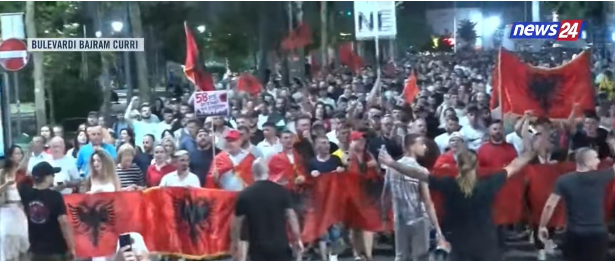 “Rama ka siklet, o milet!”/ Bulevardi “Bajram Curri” oshëtin nga thirrjet e protestuesve: Ju erdhi fundi!