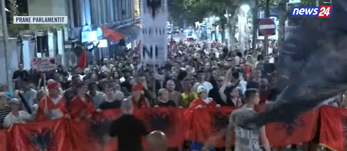 Marshimi ndalet para Kuvendit, protestuesit: Parlament i krimit!