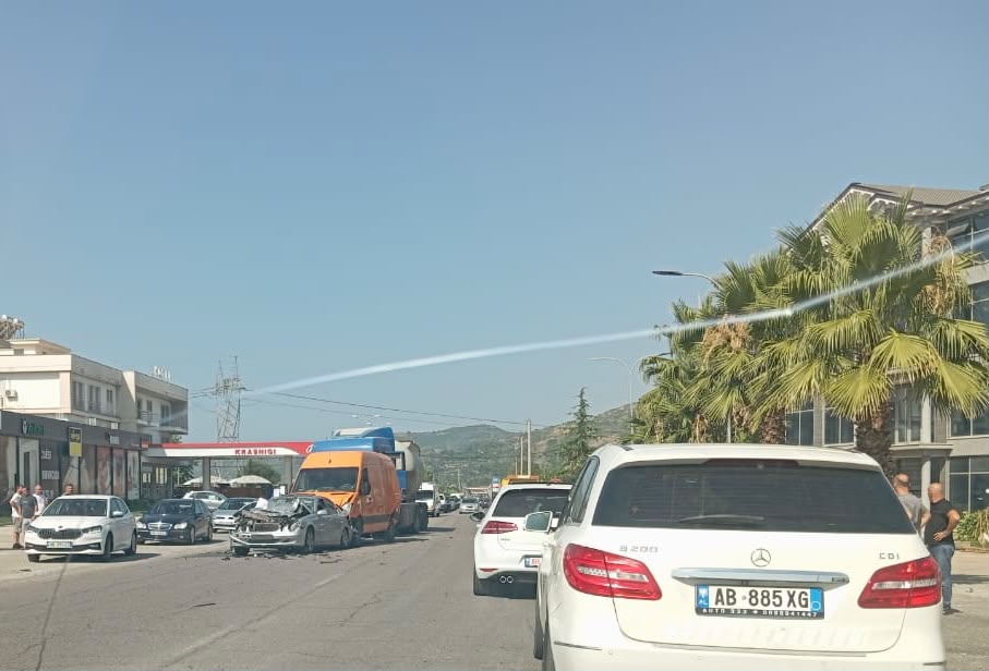 Aksident në hyrje të Elbasanit, përplasen 4 automjete, raportohet për dy të lënduar