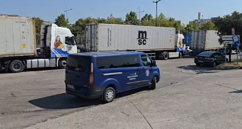 Aksident në portin e Durrësit, përplaset nga kamioni, përfundon në spital në gjendje të rëndë shoferi nga Kosova