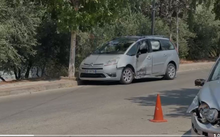 Aksident në Patos, përplasen dy mjete/ Plagosen nëna dhe fëmijët