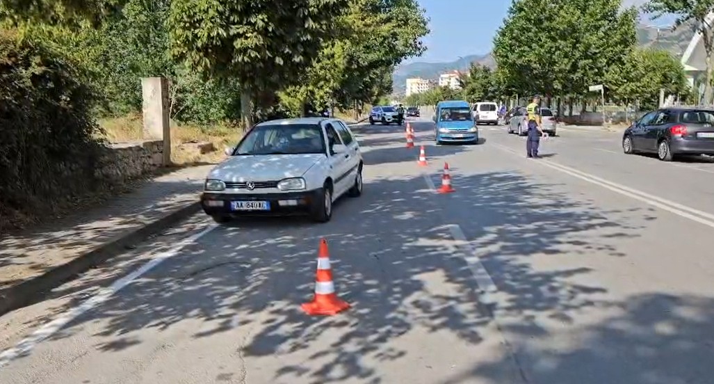 Makina përplasi karrocën me fëmijën 1 vjeç e gjysmë në rrugë, dalin pamjet nga aksidenti i frikshëm në Korçë