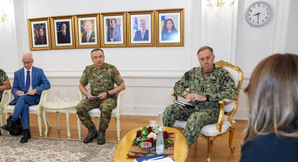 Kurti e Haxhiu takojnë admiralin e NATO-s, në fokus stabiliteti dhe siguria në rajon