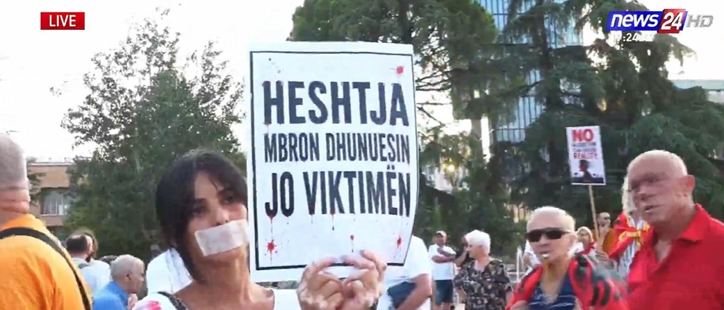 Nuk ndalet revolta popullore! Sot dita e 59 e protestës, nis grumbullimi i qytetarëve në sheshin Skënderbej: Arrestoni Ramën!