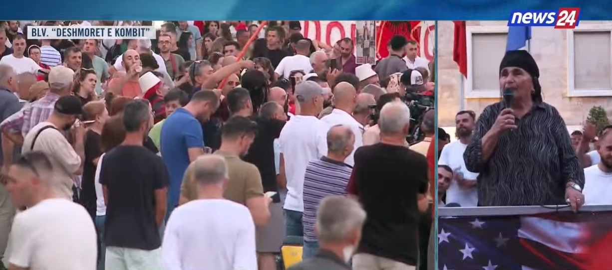 Shqiptarët kërkojnë dorëheqjen e tij, nënë Liza sfidon Ramën: Dil bashkë me qeverinë këtu para popullit dhe jep llogari. Dorëhiquni, rrini si minjtë!