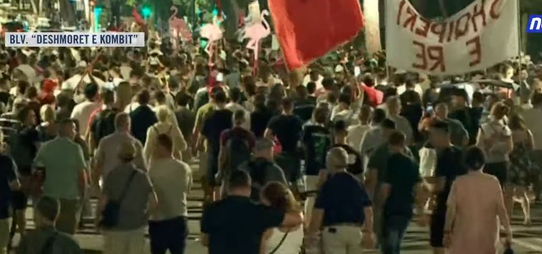 “E vetmja gjë që na shpërndan është dorëheqja e Ramës dhe gjithë qeverisë”/ Nën thirrjet për burgosjen e Ramës qytetarët nisin marshimin në rrugët e Tiranës