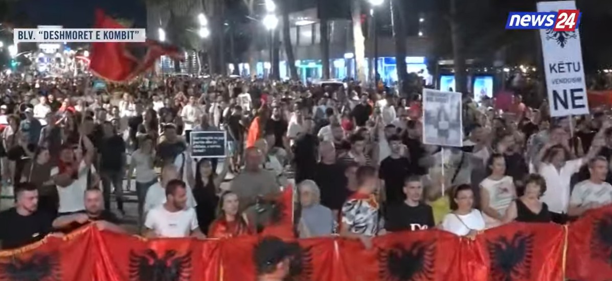 “O milet, Rama ka siklet!”, protestuesit marshojnë në bulevard: Diaspora, zemra e Shqipërisë!
