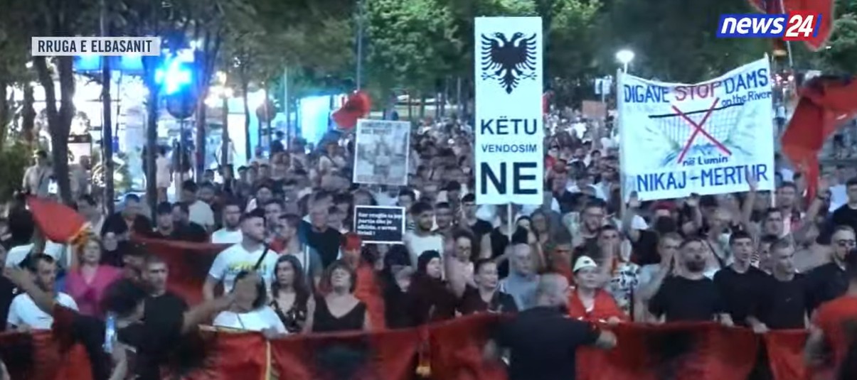 Asgjë s’e ndal revoltën, protesta antiqeveritare në ditën e 59-të. Oshëtijnë thirrjet: Ndryshim sistemi, Shqipëria e rinisë!