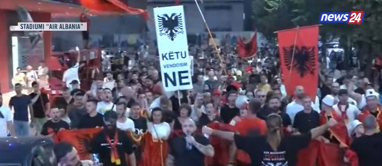 “Poshtë diktatura!”, protestuesit marshojnë drejt “Air Albania”, thirrje qytetarëve t’u bashkohen: Çohuni nga kafja!