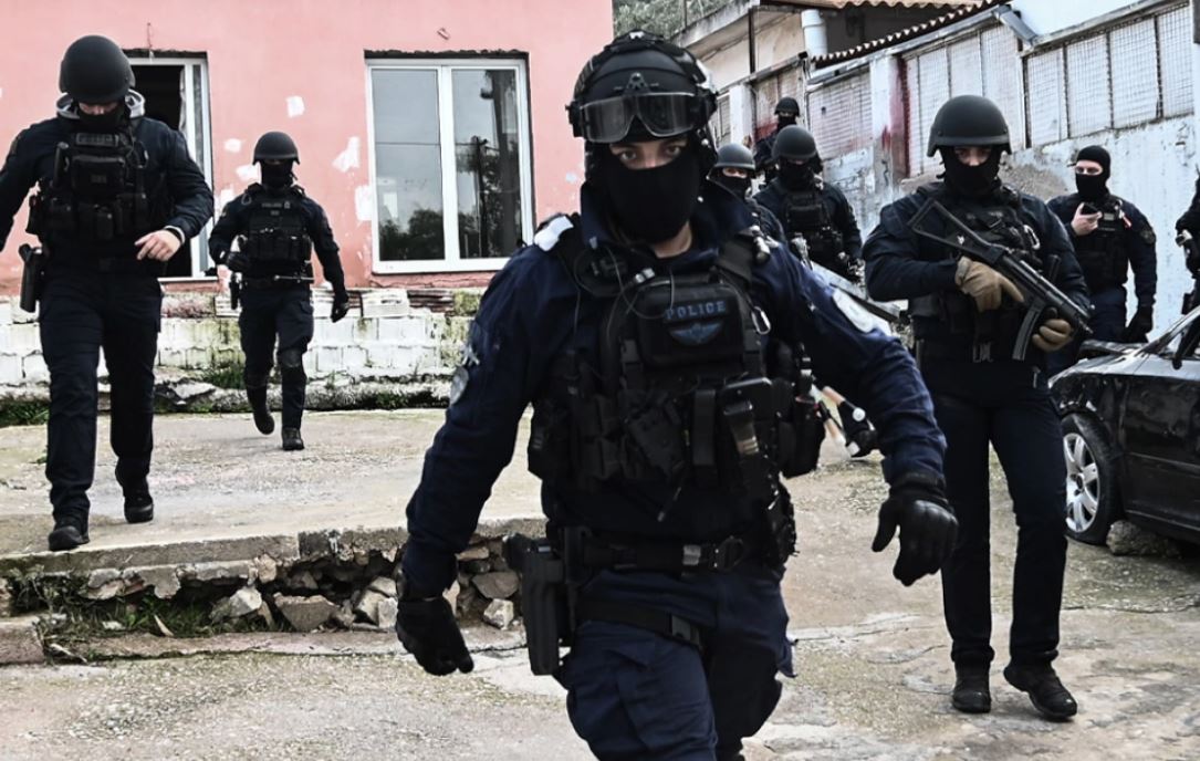 Kërkohej për atentat, forcat speciale arrestojnë shqiptarin në Greqi. Zbulohet emri i të riut