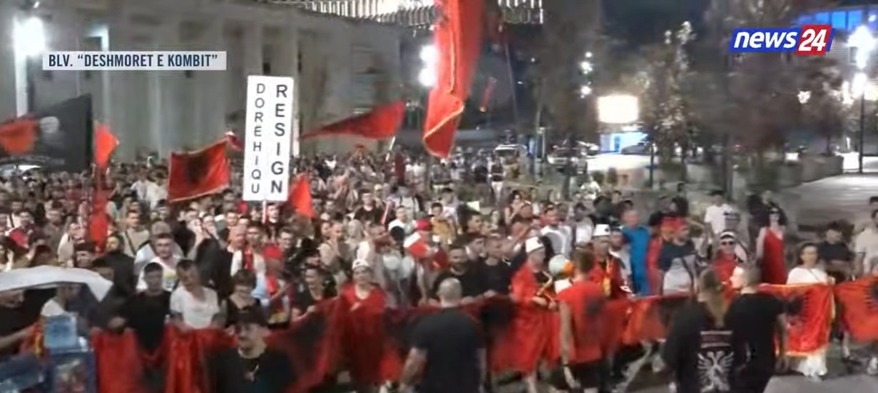 Protestuesit rikthehen në Bulevardin “Dëshmorët e Kombit”, kumbojnë thirrjet: Parlamenti i krimit