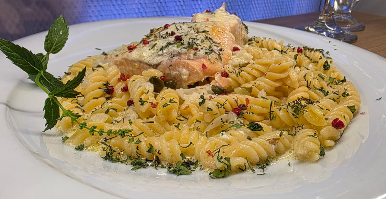 Role me petë sfoliat, mish e perime, humus, salmon me makarona dhe mus me çokollatë dhe biskota/ Recetat e ditës