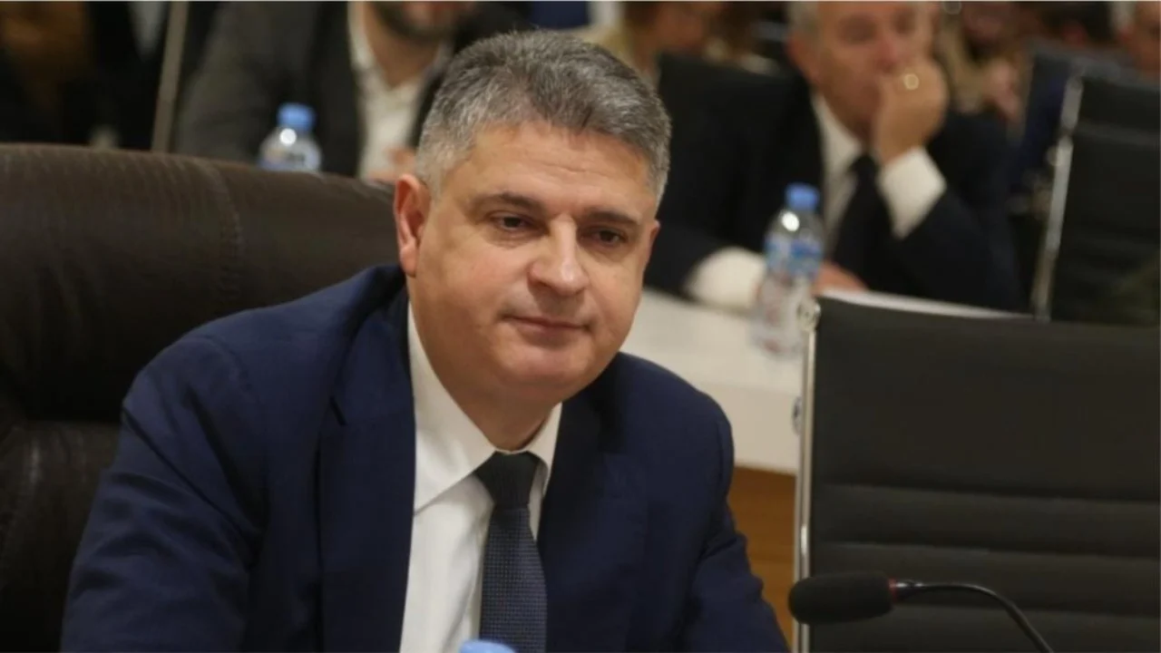 I pari që hyn në garë/ Adnan Xholi dorëzon kandidaturën për Prokuror të Përgjithshëm