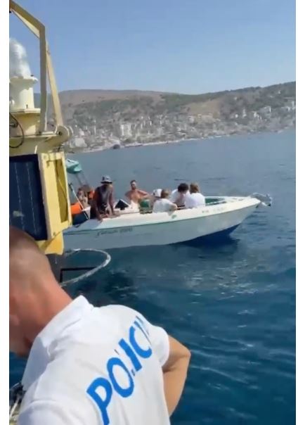 Masat gjatë sezonit veror/ Policia Kufitare aksion në Sarandë, 20 gjoba për mjetet lundruese turistike (VIDEO)