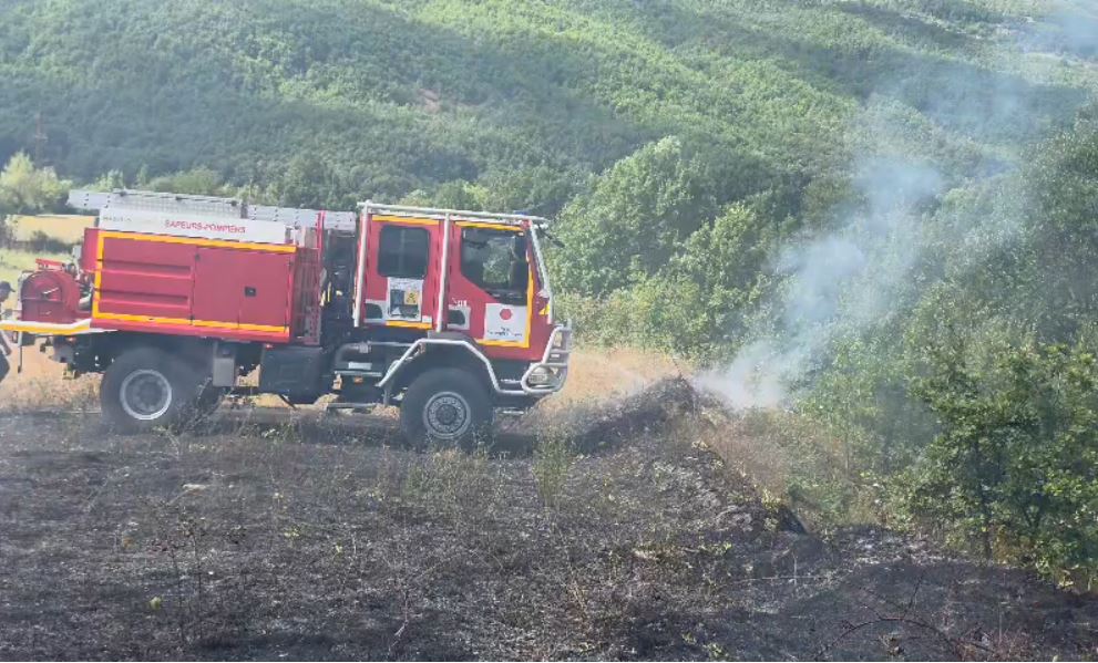Përfshihet nga flakët sipërfaqe toke në Bulqizë, u rrezikuan edhe banesa, ndërhyjnë zjarrfikësit