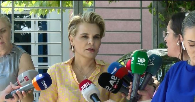 “Kontrolli në banesën e nënës time me objekt politik”/ Kryemadhi pas seancës në GJKKO: Çështja Meta-Kryemadhi për eliminim politik. Prokuroria pretendon…