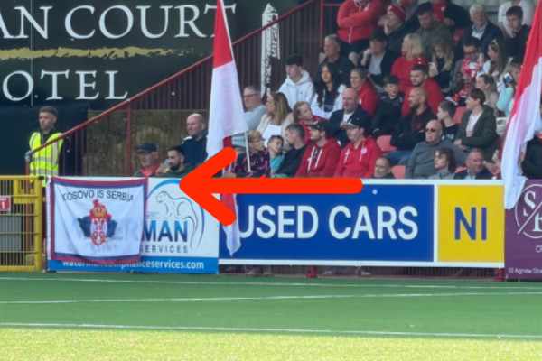 Në stadium u shfaq baneri “Kosova është Serbi”/ UEFA “kyç gojën”, asnjë vendim