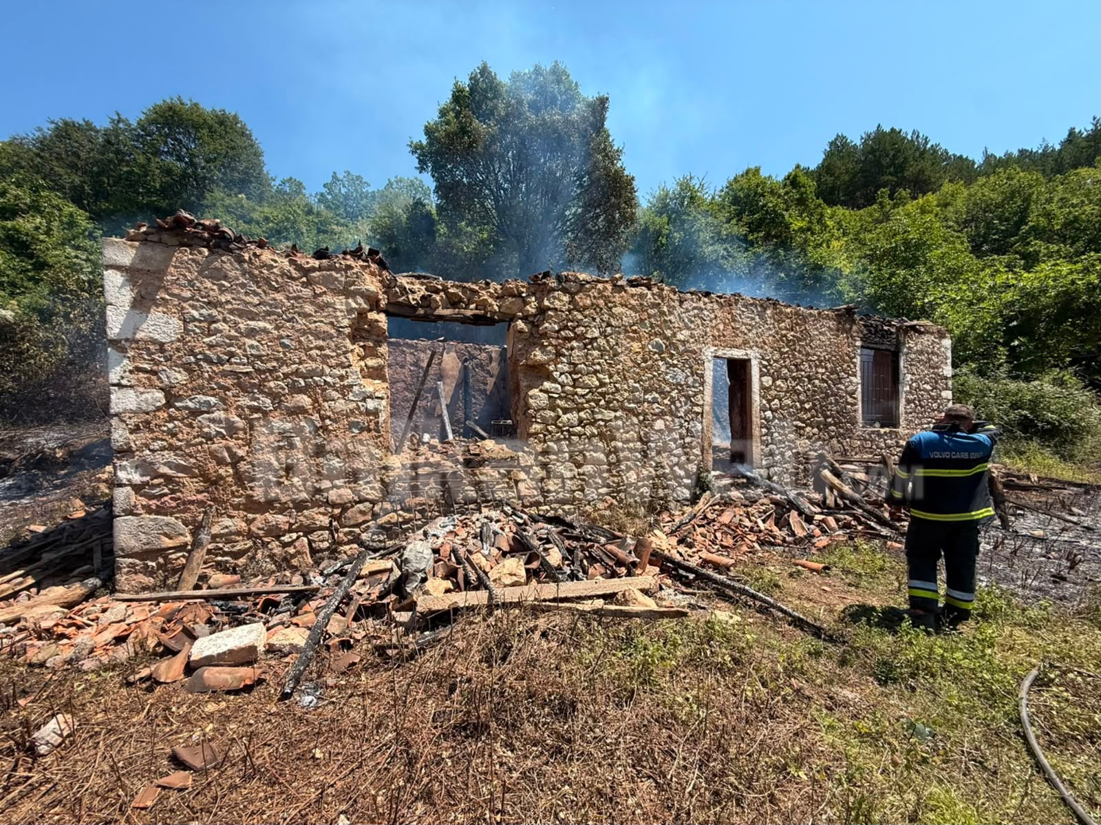 U dogj bashkë me dy fëmijët e mitur në banesën e vjetër të familjes, zbulohet ideniteti 24-vjeçares në Shkodër
